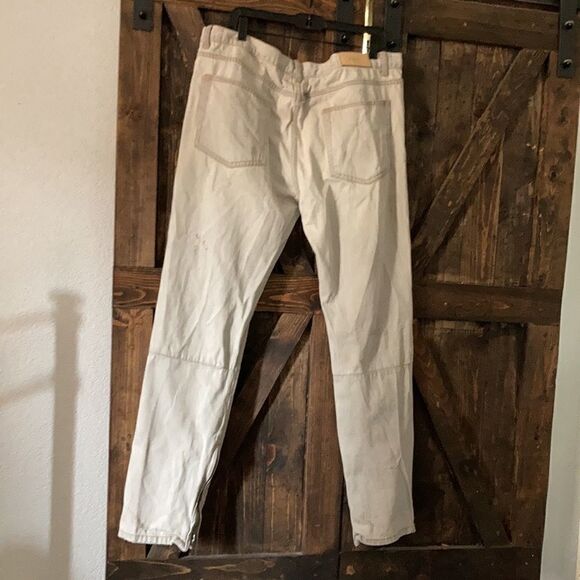MNML light grey Tapered Jeans w/ some distress - Picture 5 of 10
